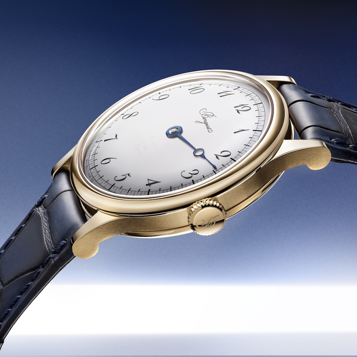 La Classique Souscription 2025 est le premier d'une série de modèles anniversaires qui seront lancés à travers toutes les collections de la marque pour ses 250 ans. C'est aussi la première fois que la manufacture reprend pratiquement à l'identique une montre de poche en l'adaptant au format montre-bracelet, en respectant le plus justement possible l'architecture de la pièce d'origine. 