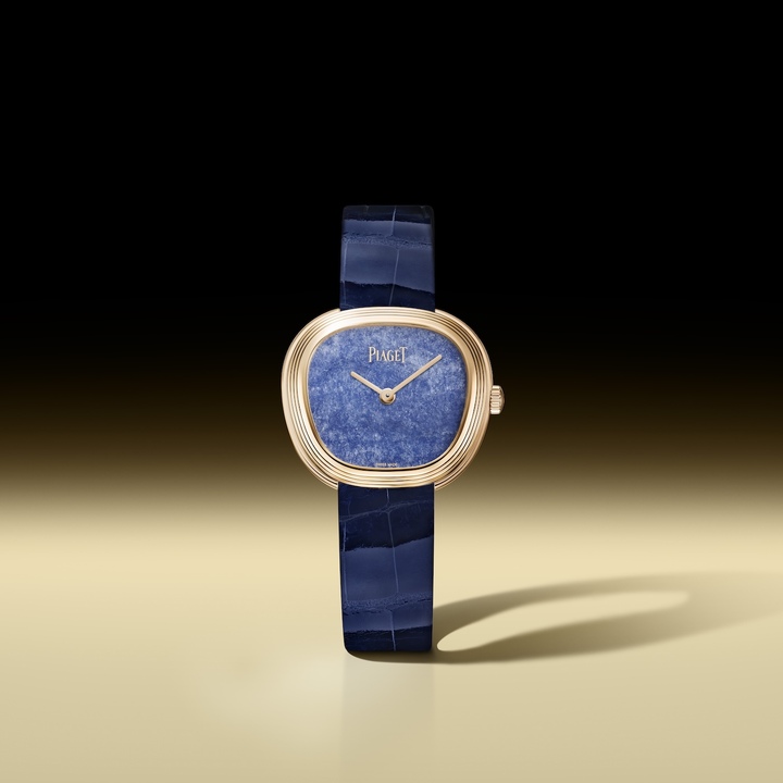 Le bleu, couleur signature de Piaget, s'invite aujourd'hui sur la Sixtie et son bracelet.