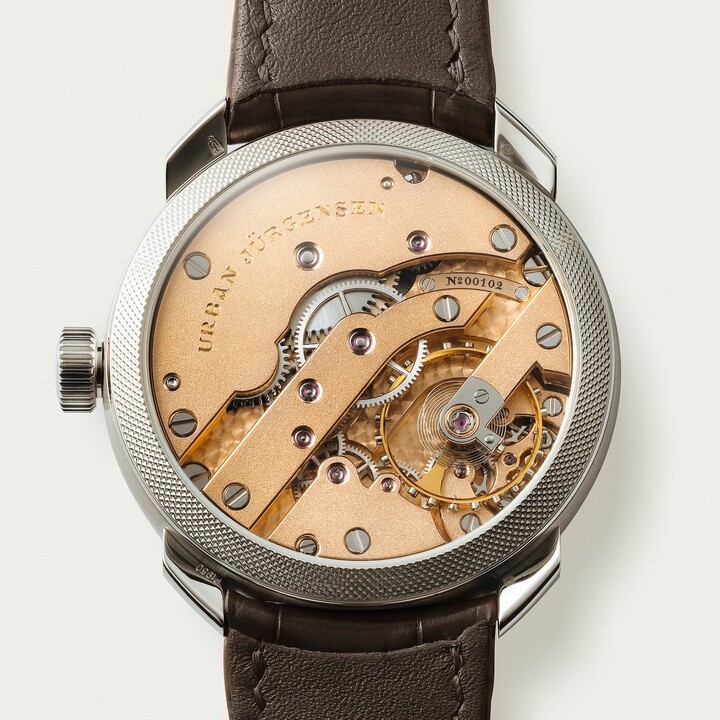 Chaque montre nécessite 565 heures de travail manuel par un maître horloger pour être achevée.