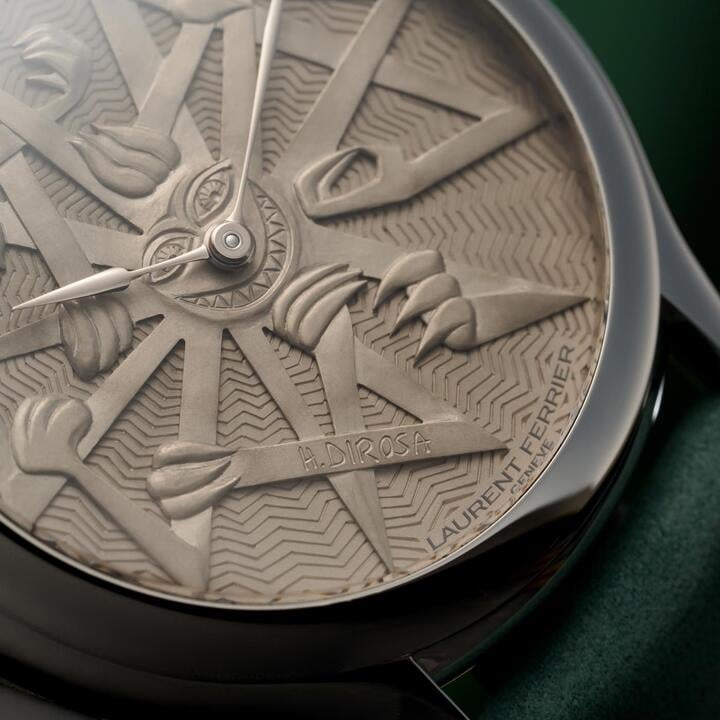 Série limitée Laurent Ferrier & Hervé Di Rosa gravée par Jeanne-Valentine Ulrich. La base du cadran, gravée dans un esprit de guillochage, complète la plaque supérieure, l'applique soleil, beaucoup plus complexe, travaillée en bas-relief.