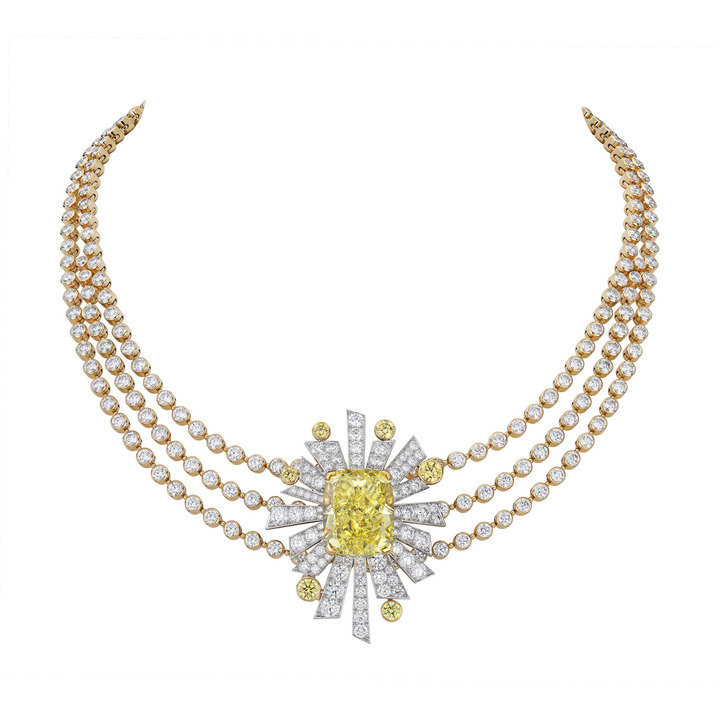 Le collier Soleil 19 août affiche un diamant coussin Fancy Vivid Yellow d'un poids de 22,10 carats. L'ensemble se détache et se métamorphose en bague.