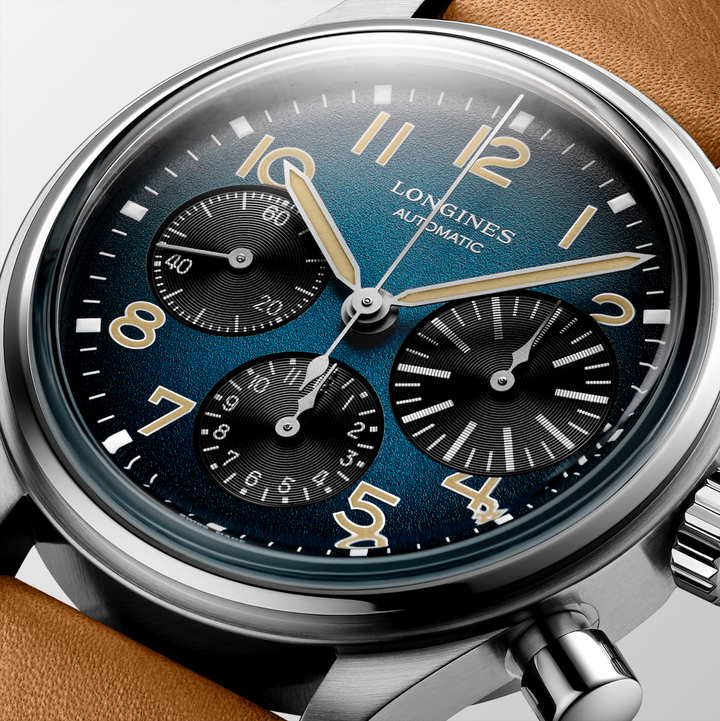 Réédition d'un chronographe au design des années 1930, The Longines Avigation BigEye se décline désormais en version titane et cadran bleu pétrole. Le modèle est animé par un mouvement doté d'un spiral en silicium.