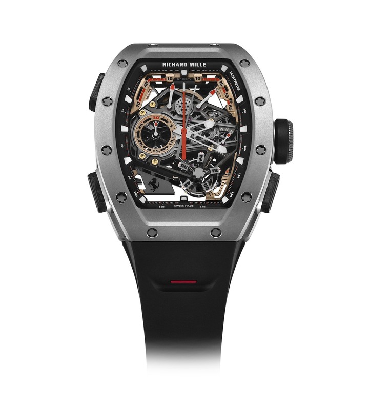 Cette version en titane microbillée de la RM 43-01 Tourbillon Chronographe à Rattrapante Ferrari est limitée à 75 exemplaires. Parmi les nombreux clins d'œil stylistiques à la maison Ferrari, le sertissage des rubis du barillet renvoie au disque d'embrayage d'un moteur V8, tandis que les poussoirs et les index revisitent les détails angulaires et dynamiques des voitures 488 Challenge Evo, Daytona SP3 et SF90 Stradale.