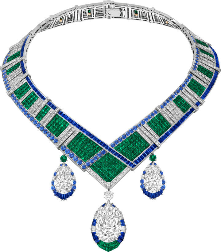 Le collier Chevron Mystérieux comporte non pas une mais trois pierres de centre.