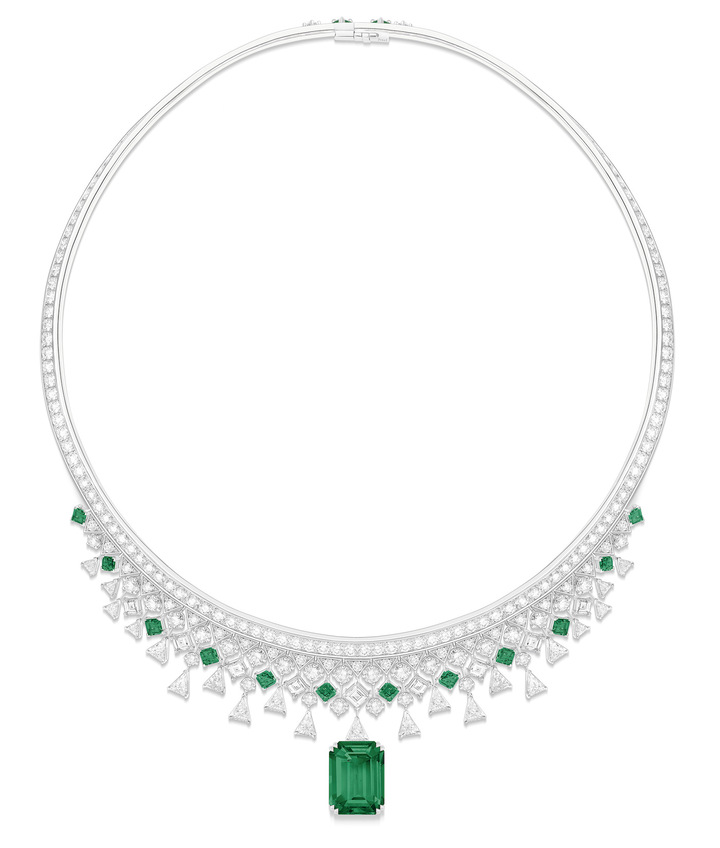 Collier Precious Adornment avec son émeraude de Zambie non huilée de 9,21 carats, de taille émeraude qui a été créée par Piaget sur la base d'une émeraude de 16 carats emplie d'inclusions.