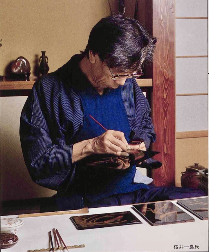 L'artisan d'art japonais Sakurai Ichirō laque les faces de l'Atmos «Le Phénix», suivant l'exigeante technique traditionnelle de wajima-nuri.