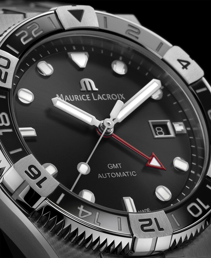 L'AIKON Venturer GMT est équipée d'un calibre à remontage automatique avec date, heures, second fuseau sur 24h, minutes et secondes au centre. Pour augmenter le contraste et la lisibilité, l'aiguille GMT tranche sur cette pièce étanche à 300 mètres.