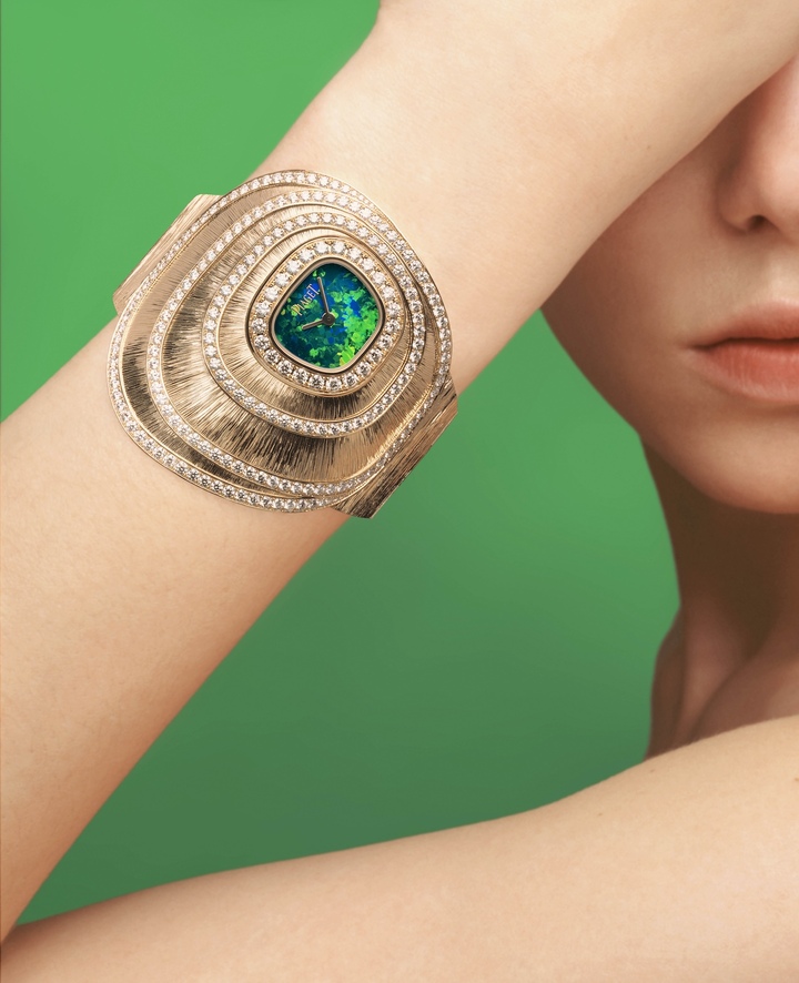 La Sixtie, dotée d'un boîtier trapézoïdal aux angles arrondis, réinvente l'iconique montre manchette des années 1970 dans une nouvelle variation de Haute Joaillerie qui met à l'honneur l'opale et ses mille couleurs, pierre préférée d'Yves Piaget et symbole de la Piaget Society.