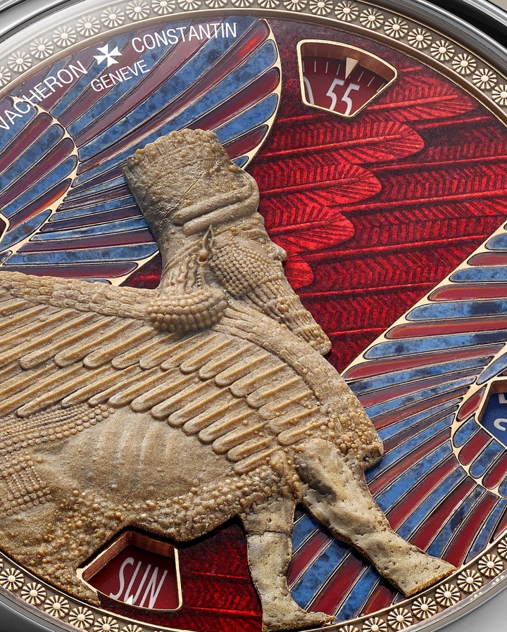 Détail du modèle Lamassu de Sargon II, inspiré des sculptures monumentales du palais de Sargon II à Khorsabad (Irak) et des peintures murales de Til Barsip (Syrie). Au premier plan, le Lamassu assyrien, taureau androcéphale gardien des palais, est sculpté dans un grès calcaire italien choisi pour sa dureté et sa proximité esthétique avec l'albâtre des sculptures originelles. Il surplombe une marqueterie de pierres fines alternant des baguettes d'agate rouge et de dumortiérite bleue. La tonalité rouge est obtenue par un émail flinqué translucide, dont les gravures en fond évoquent les ailes de la créature mythologique. 