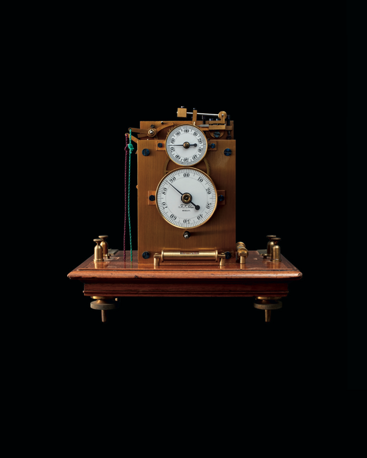 Le chronoscope de Löbner, une horloge électro-mécanique capable de mesurer le millième de seconde.
