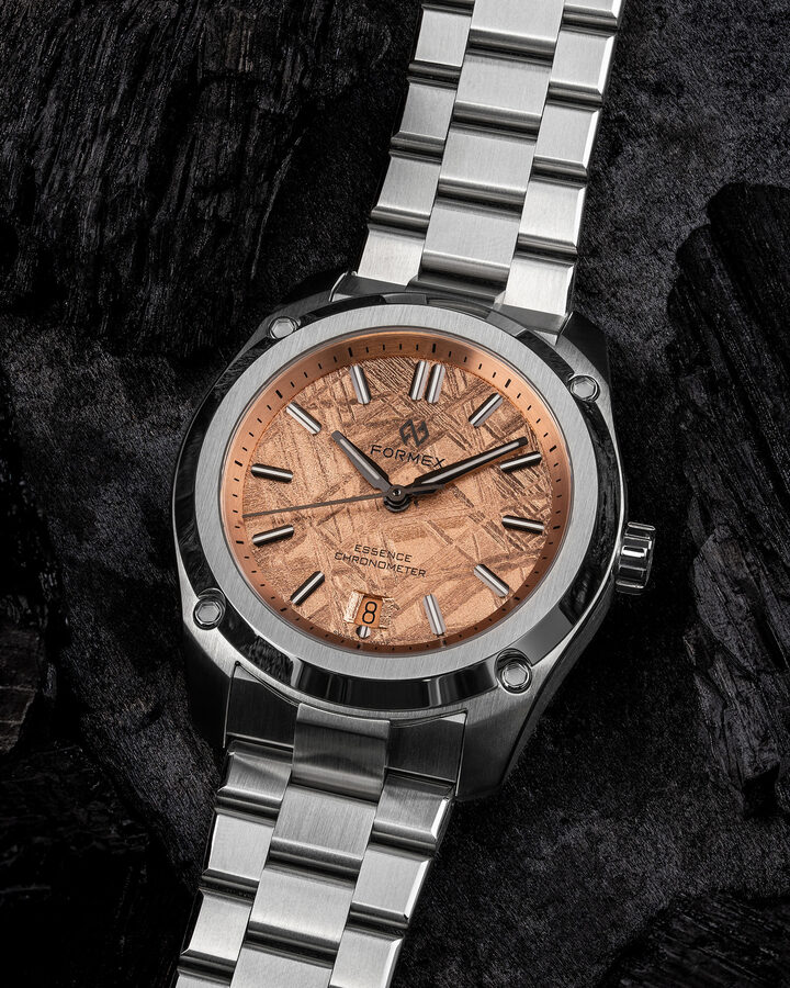 La marque vient de présenter le modèle Essence Space Gold Automatic à cadran en météorite recouvert d'or rose 18 carats - un processus innovant de galvanoplastie, fruit de l'expertise du groupe familial dans la conception de cadrans. 