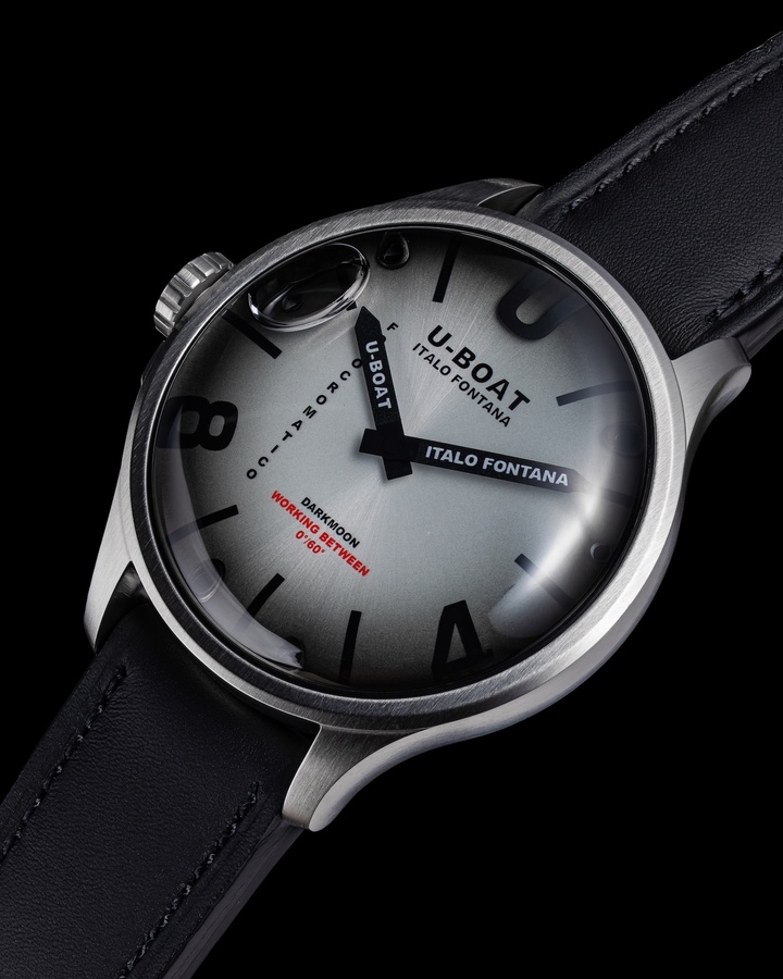 U-Boat enrichit sa collection Darkmoon avec la Darkmoon Kama, une montre de 46 mm dotée d'un cadran photochromique qui se transforme sous l'effet du soleil : les versions bleue et verte virent progressivement au noir, tandis que la version grise prend une teinte violette profonde.