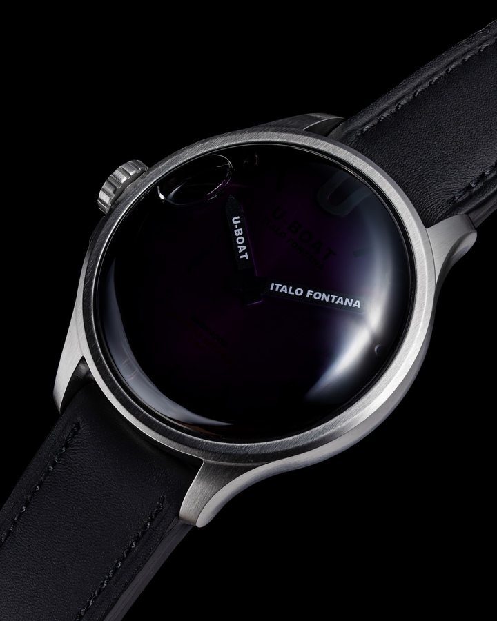 Ce spectaculaire jeu de lumière est renforcé par la technologie à huile caractéristique de la collection, qui accentue la profondeur et les reflets du cadran. Disponible en acier ou en acier traité PVD noir, la Darkmoon Kama est animée par un mouvement quartz Swiss Made Ronda 762 et se distingue par son bracelet en cuir toscan artisanal ainsi que par le système Locking Ring facilitant le remplacement de la batterie et le remplissage de l'huile.