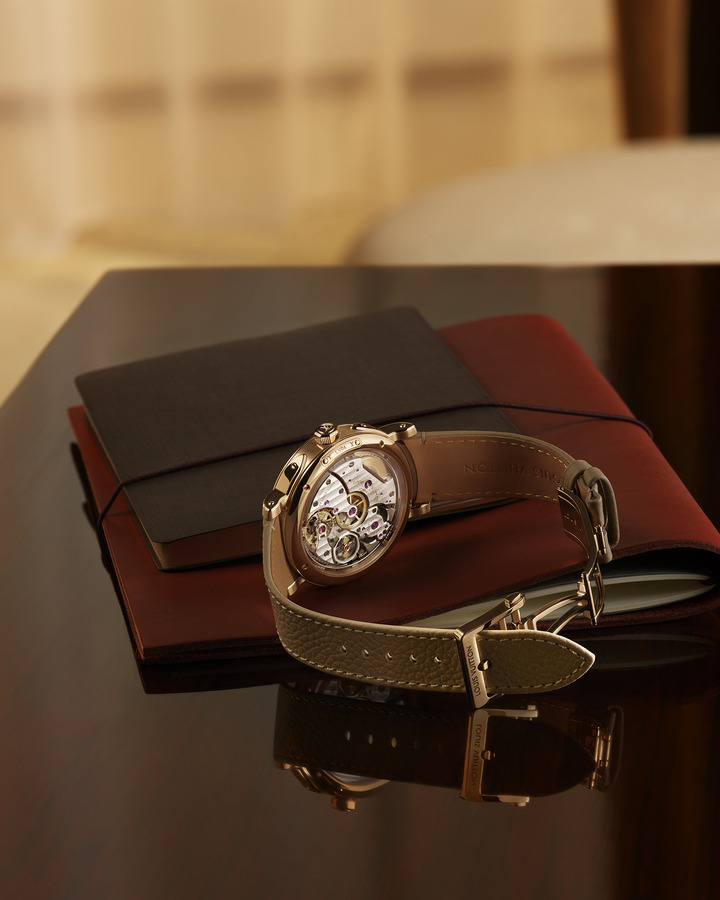 La fonctionnalité innovante de l'Escale Twin Zone est intégrée au LFT VO 15.01, un nouveau calibre maison développé à La Fabrique du Temps Louis Vuitton. Le développement d'un mouvement à quatre aiguilles montées sur un seul axe a présenté un défi unique: contrairement à un affichage GMT conventionnel, l'architecture de la Twin Zone nécessite la coordination technique d'une quatrième aiguille, ce qui exige un réglage précis.