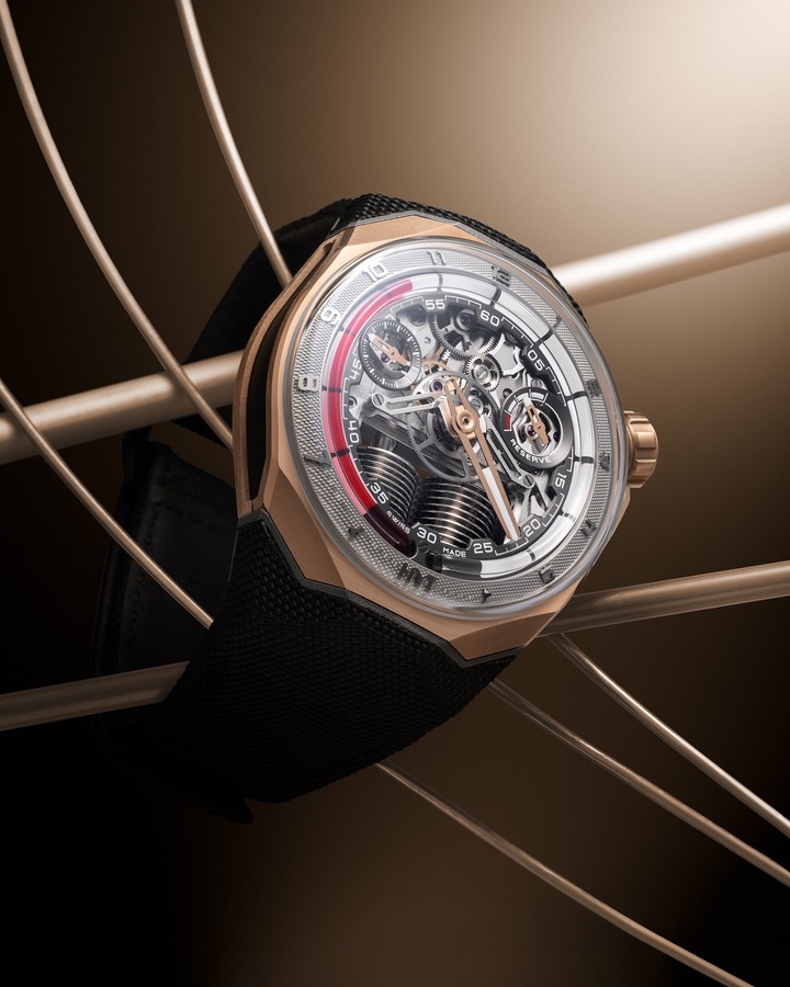 La S1 5N Gold Titanium Red présente un boîtier ergonomique de 45 mm façonné en or 5N associé à un revêtement DLC titane noir. Elle est équipée du système de bracelet à déclenchement rapide innovant d'HYT, permettant des transitions entre le bracelet en caoutchouc anthracite noir inclus et le bracelet Velcro noir pur.