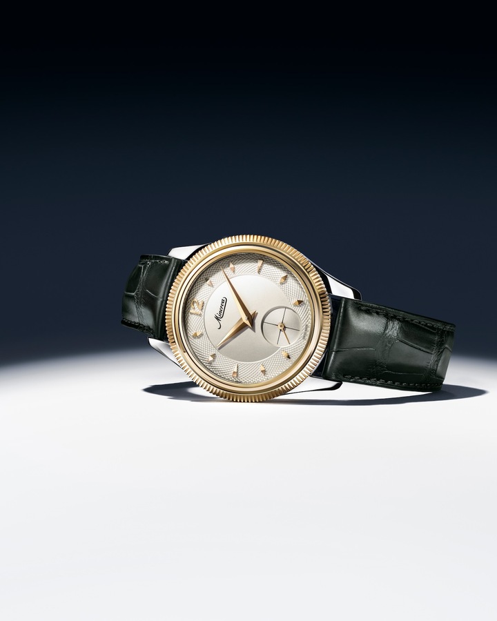 Minerva The Unveiled Crownless, le premier modèle de cette nouvelle ère arborant la seule signature Minerva. Son esthétique singulière résulte de l'absence de couronne, les fonctions de remontage et mise à l'heure étant commandées directement par la lunette.