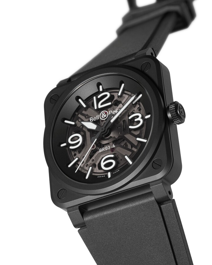 Pensée pour les 20 ans de la première montre carrée de Bell & Ross, la nouvelle BR-03 Skeleton se décline en trois versions complémentaires mettant en scène le savoir-faire de la marque en matière de squelettage et de luminescence: Black Ceramic, Lum Ceramic ou Grey Steel.
