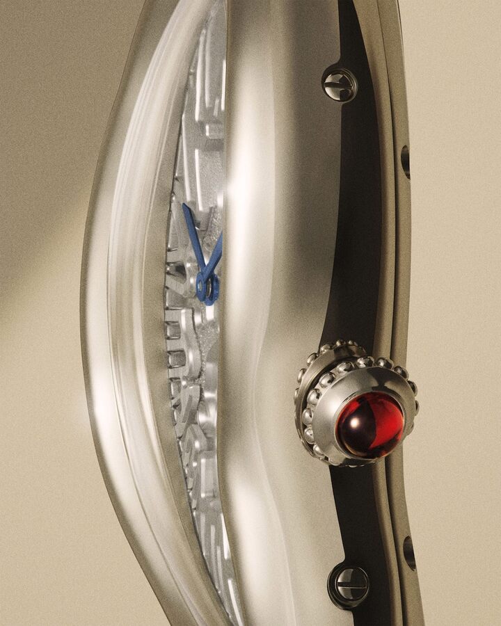 Cartier Privé propose chaque année une interprétation contemporaine d'une forme emblématique et exclusive du patrimoine horloger de Cartier. Depuis 2015, ce rendez-vous de collectionneurs s'est construit autour de la Crash, la Tank Cintrée, la Tonneau, la Tank Asymétrique, la Cloche, la Tank Chinoise, la Tank Normale, la Tortue et la Tank à Guichets.