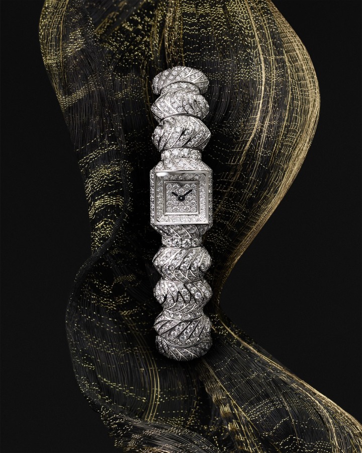Myst de Cartier, une nouvelle montre de forme à l'esthétique singulière. Dénuée de fermoir, cette création évoque un bracelet trompe-l'œil. Elle concrétise le lien fondateur de la Maison entre joaillerie et horlogerie.