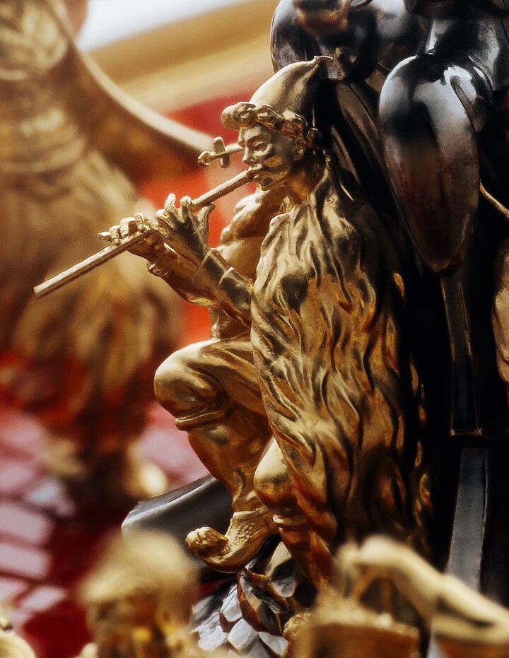 Détail des musiciens centraux du cadran. La finesse de la sculpture transcrit l'émotion même du musicien.