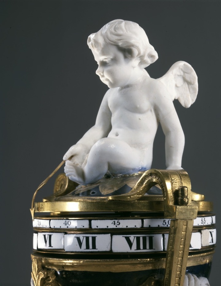 Pendule à double cadran tournant, à sonnerie « Les Trois Grâces », d'après François Vion Paris, 1778 Porcelaine et biscuit de Sèvres, modelé par Simon Louis Boizot (Paris, 1743 - 1809), sculpteur L'heure est indiquée par un index tenu par l'angelot assis au-dessus des cercles tournants Porte-échappement, échappement à ancre (remplace sans doute un échappement à cylindre), sonnerie des heures et demies au passage sur une cloche Haut. 53, larg. 20, prof. 25 cm Ville de Genève, Musée d'art et d'histoire, Don de Hélène Sötet, 1955 Inv. AD 0795