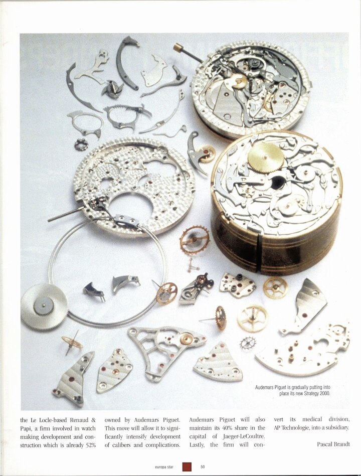 Cet article paru en 1998 dans Europa Star expose la stratégie du millénaire pour Audemars Piguet, alors dirigée par Georges-Henri Meylan. On y lit notamment que la marque du Brassus emploie alors 250 employés pour une production annuelle de 14'500 montres et un chiffre d'affaires de 120 millions de francs, en progression annuelle de 15%. Une stratégie qui insiste sur le maintien de l'indépendance d'Audemars Piguet alors que le monde horloger connaît de nombreux rachats et intégrations au sein de groupes de luxe. Audemars Piguet détient alors encore 40% de Jaeger-LeCoultre, des parts qui seront cédées à Richemont en 2000. On lit dans cet entretien les prémices de l'intégration de la production et de la distribution qui suivront pendant deux décennies. 