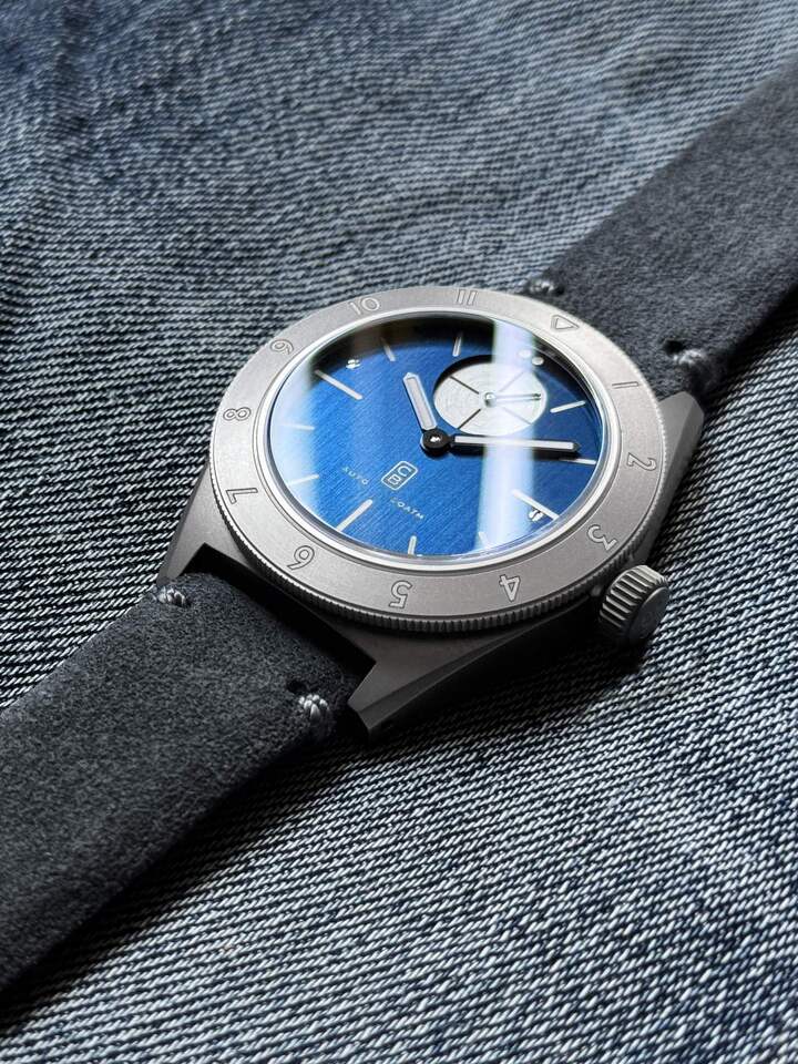 Le nouveau modèle Cédric Bellon CB01 Ti 14600 en titane reconditionné issu de fins de barre de titane non utilisées, cadran en acier recyclé, calibre ETA reconditionné. Disponible en cinq couleurs éclatantes.