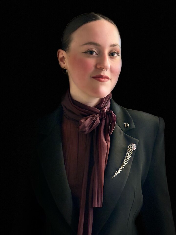 Fanny Lienhard, lauréate du Concours Bucherer Fine Jewellery, porte sa broche Sparkling Star.