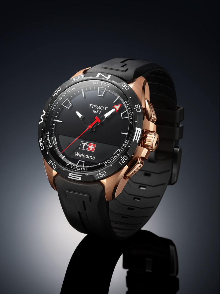 D'un diamètre de 47 mm et étanche à 100 mètres, la T-Touch Connect Solar est disponible en titane satiné, titane PVD noir ou titane PVD or rose. Elle est équipée d'une lunette en céramique.