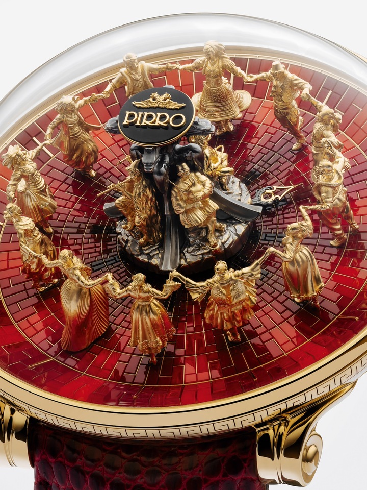 Cadran de la Primordial Passion. Les figurines de 10mm en or 18 carats, vêtues des habits traditionnels régionaux albanais, sont sculptées à la main.