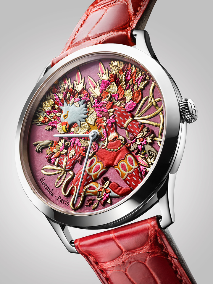 Montre Slim d'Hermès Le Sacre des saisons (2024). La foisonnante métaphore de l'«Automne» prend vie dans ce cadran en or gravé à l'aide de traditionnels burins et ciselets. Les traits et volumes peints à la main dévoilent un aigle, prêt à s'envoler. Édition limitée et numérotée à 12 exemplaires, avec le concours des ateliers Olivier Vaucher. @Anita Schalefli