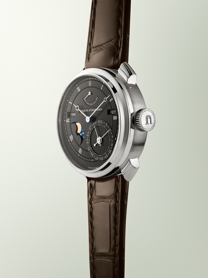 L'UJ-3, fruit d'une collaboration avec Andreas Strehler, associe une indication de phase de lune précise pendant 14'000 ans à l'échappement naturel à double roue d'Urban Jürgensen. 
