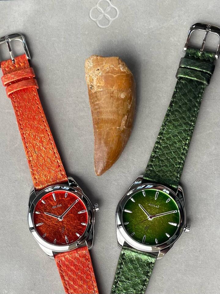 Dans l'un des 100 écrins des montres Jurassic Watch d'Awake se trouve une vraie dent de T-Rex accompagnée de son certificat d'authenticité. Un symbole rare d'une ère qui nourrit tant la science que l'imaginaire collectif. Cette relique d'un très lointain passé surprendra et ravira l'heureuse ou l'heureux élu. Les modèles T-Rex (orange) et Raptors (vert) réalisés avec la technique ancestrale vietnamienne Son Mài de la feuille d'argent laquée offrent une texture inégalable dont la couleur change sans arrêt avec les reflets de la lumière.