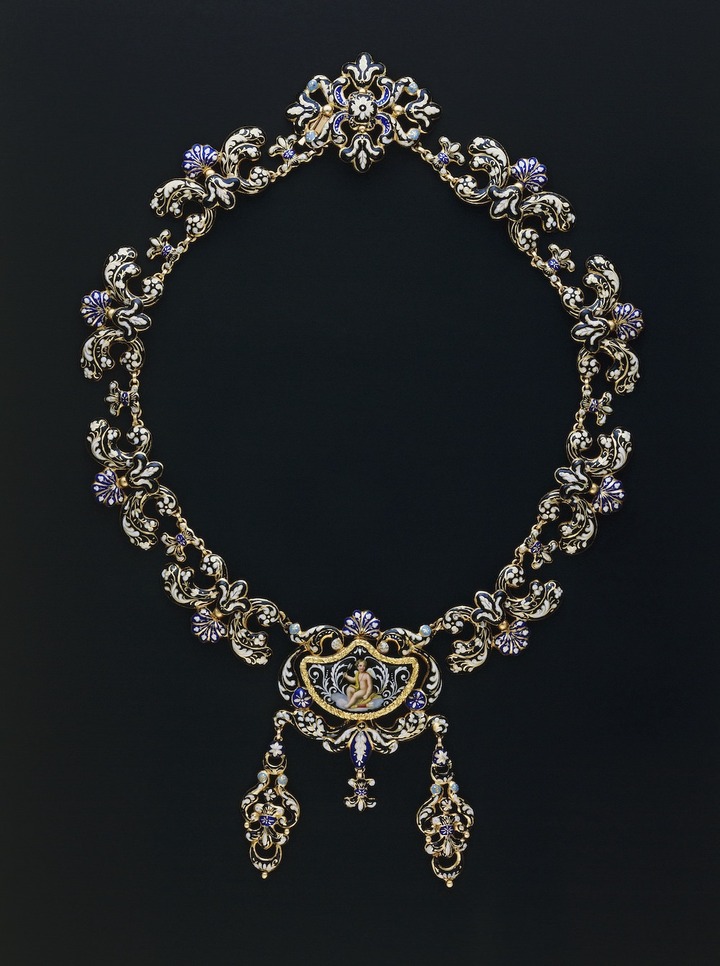 Collier et son écrin Genève vers 1840 Or jaune, émail champlevé, émail peint sous fondan ; écrin cuir, velours, soie et passementerie Ville de Genève, Musée d'art et d'histoire, Achat, 1991 Inv. AD 8001
