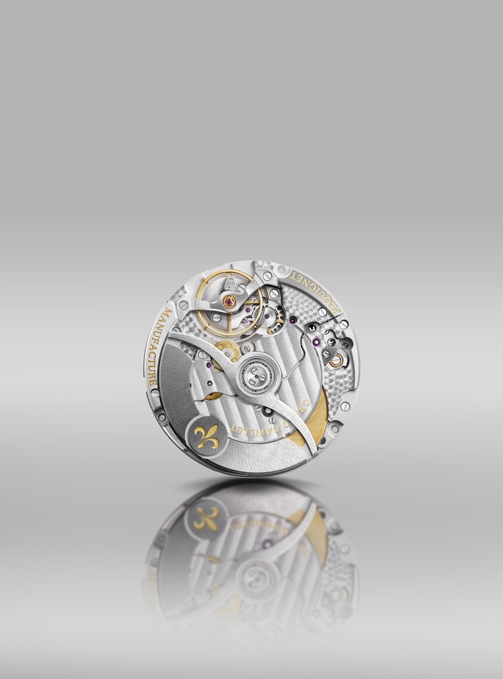 Le Calibre Royal, dans cette nouvelle version Jour-Date-Lune déployée sur la Royale Paris, incarne l'ambition de Pequignet - et plus largement de l'horlogerie française - dans le mouvement mécanique.