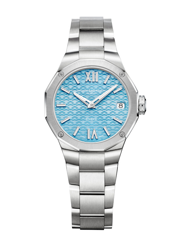 La silhouette dodécagonale de la Riviera, pilier contemporain sport-chic de la marque depuis la réintroduction de la collection en 2021, se prête à plusieurs nouvelles déclinaisons aux couleurs pastel sur un diamètre réduit de 33 mm pour l'été, ainsi que d'une édition spéciale de 39 mm équipée du mouvement manufacture automatique Baumatic.