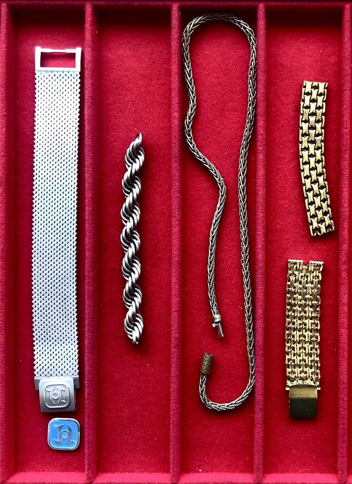Atelier de Laurent Jolliet et exemples de bracelets (milanais à gauche) et chaîne cordes. 