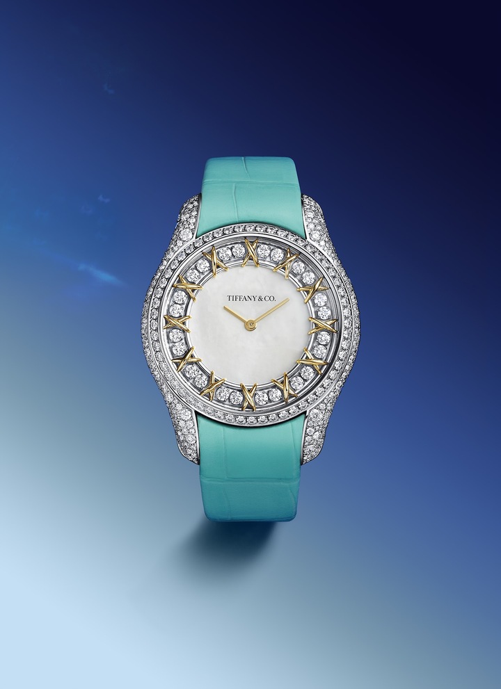 Tiffany & Co. introduit également une montre Sixteen Stone inspirée de la collection de bijoux du même nom, dans un boîtier en or blanc 18 carats et sertie d'un total de 433 diamants de plus de 3,8 carats.